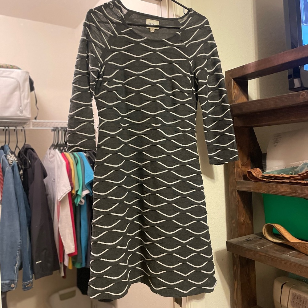 ECI Grey and White Wave Pattern Dress